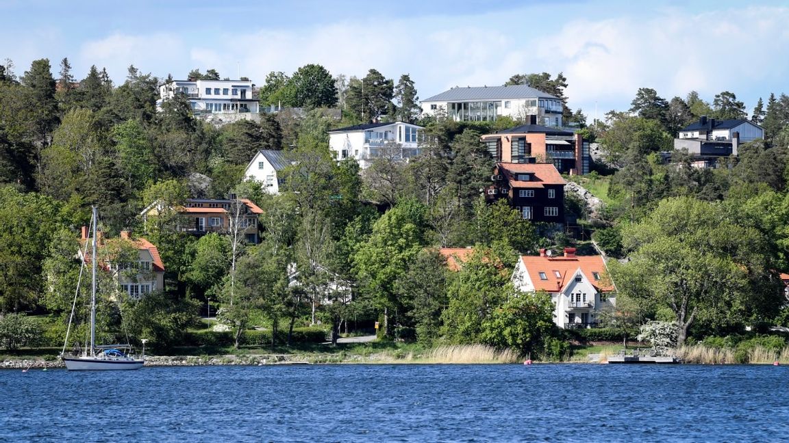 Villor och hus vid vattnet i Danderyd norr om Stockholm. Arkivbild. Foto: Fredrik Sandberg/TT