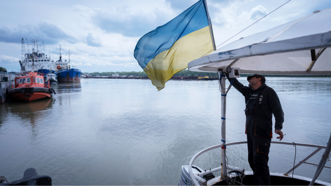 En seglare ordnar med den ukrainska flaggan på en båt i Izmail, 70 mil sydväst om Kiev. Foto: Andrew Kravchenko/AP/TT