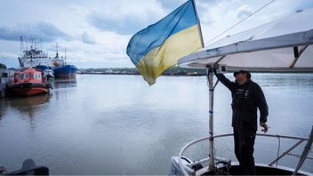 En seglare ordnar med den ukrainska flaggan på en båt i Izmail, 70 mil sydväst om Kiev. Foto: Andrew Kravchenko/AP/TT