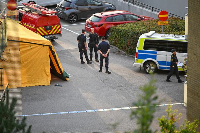 Polis på plats efter det att två män hittats ihjälskjutna i stadsdelen Lunden i Göteborg i tisdags. Foto: Björn Larsson Rosvall/TT