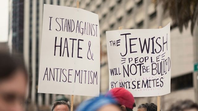 Manifestation mot antisemitism. Judehatet göds av avund, myter och propaganda, skriver Thomas Nimtoft. Foto: Levi Meir Clancy/Unsplash.
