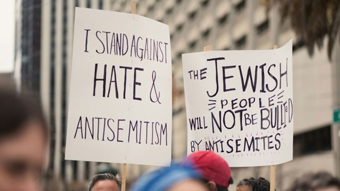 Manifestation mot antisemitism. Judehatet göds av avund, myter och propaganda, skriver Thomas Nimtoft. Foto: Levi Meir Clancy/Unsplash.