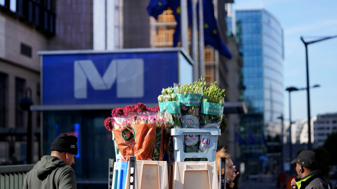 De två brottsoffren från Sverige, 60 respektive 70 år gamla, hedrades med blommor och flaggning i Bryssel. Foto: Virginia Mayo 