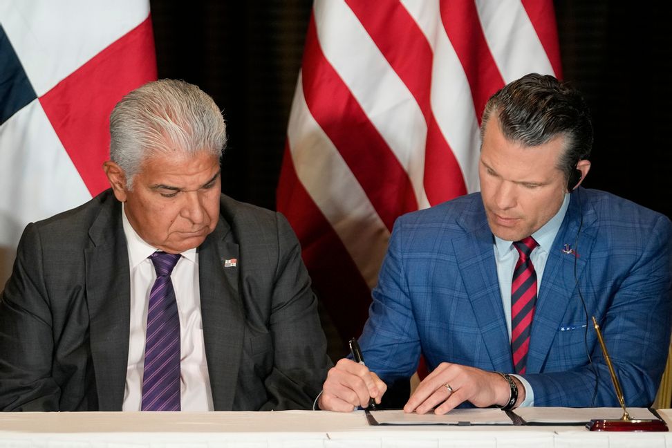 USA:s försvarsminister Pete Hegseth undertecknar ett dokument tillsammans med Panamas president José Raúl Mulino i Panama stad, onsdagen den 9 april 2025. Foto: Matias Delacroix/AP/TT
