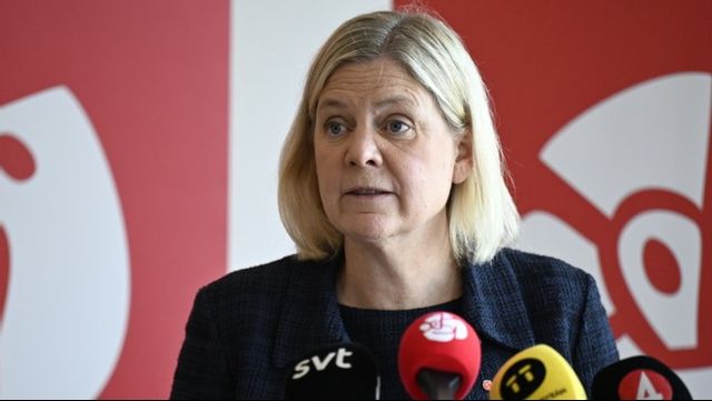 Socialdemokraternas partiledare Magdalena Andersson håller pressträff i Folkets hus i Olofström före sitt sommartal på söndagen. Foto: Johan Nilsson/TT