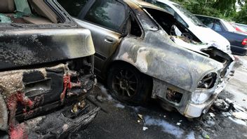 Utbrända bilar på Råslätt, samtidigt utsattes polisstationen där för ett brandattentat. Foto: Johan Nilsson / TT