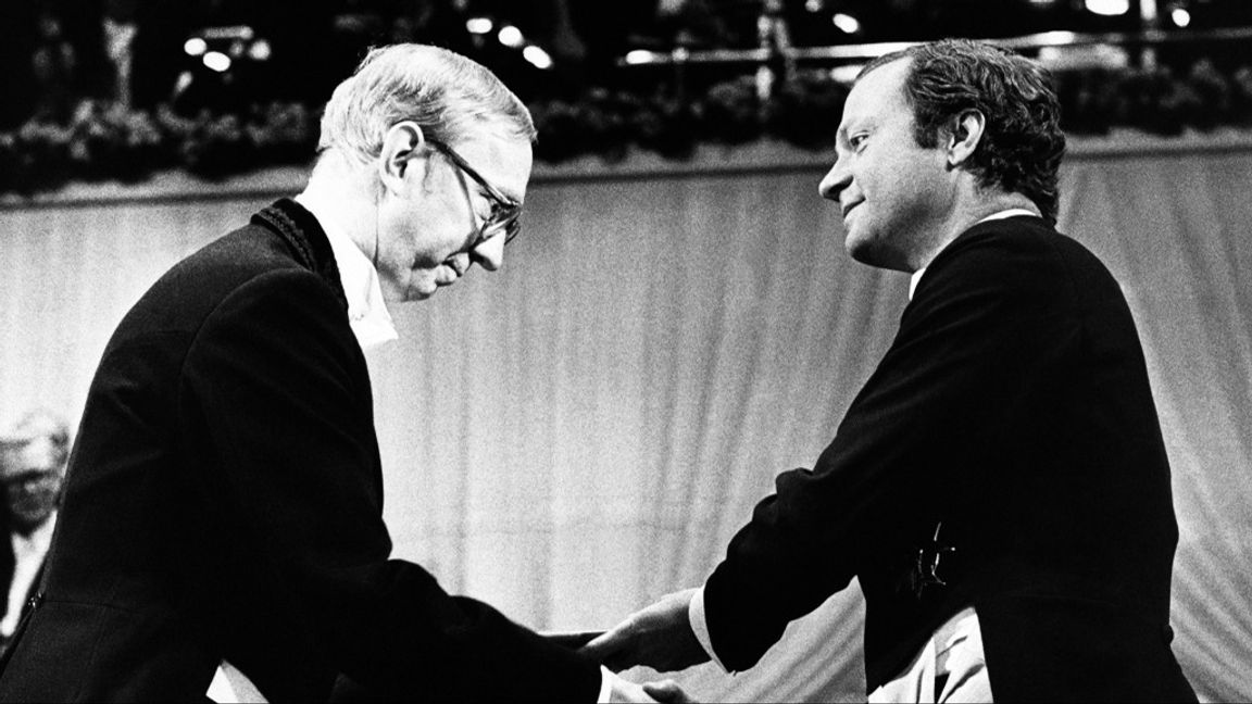 Bengt Samuelsson och Kung Carl XVI Gustaf i samband med att Samuelsson tilldeladoes Nobelpriset. Arkivbild. Foto: Bjorn Elgstrand/AP/TT.