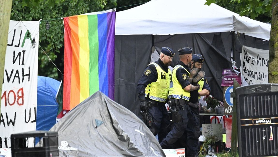 Polisen inledde tidigt på torsdagsmorgonen en insats i det antiisraeliska tältlägret i parken Lundagård där demonstranternas tält varit uppställda. Foto: Johan Nilsson/TT