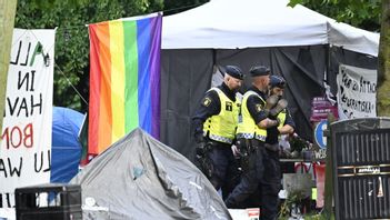 Polisen inledde tidigt på torsdagsmorgonen en insats i det antiisraeliska tältlägret i parken Lundagård där demonstranternas tält varit uppställda. Foto: Johan Nilsson/TT