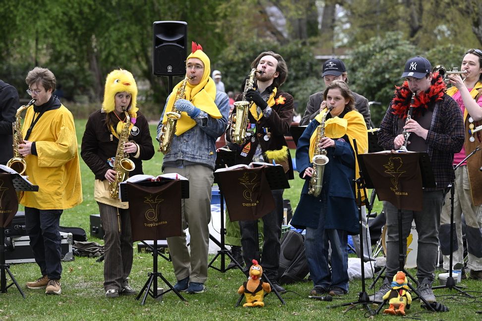 Studenter firar valborg i Uppsala, dagen efter trippelmordet. Foto: Fredrik Sandberg/TT