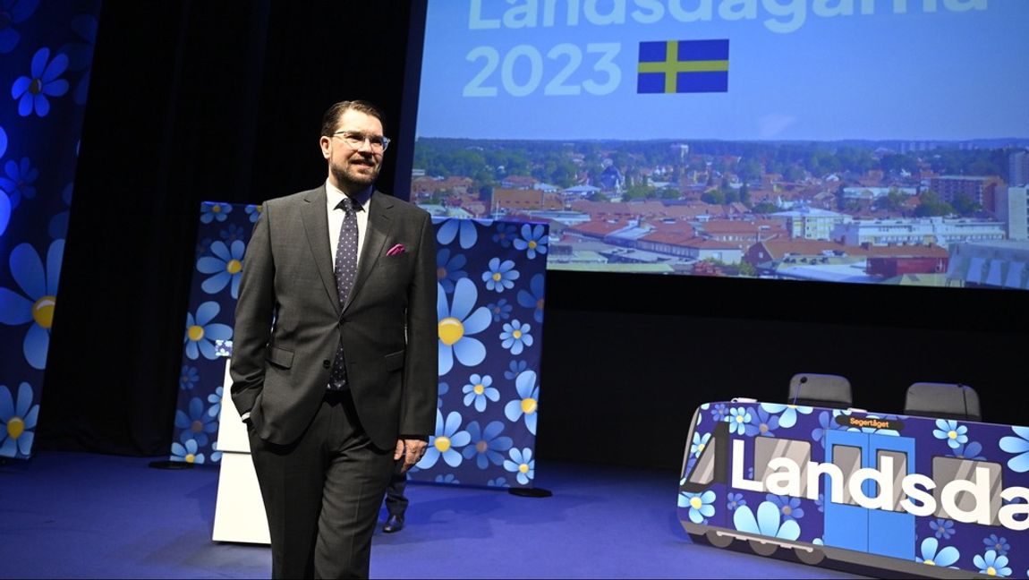 Åkesson kan åka hem och vila ett tag. Arbetet med att föra ut Sverigedemokraternas politik har de andra partierna tagit på sig. Foto: Jessica Gow/TT