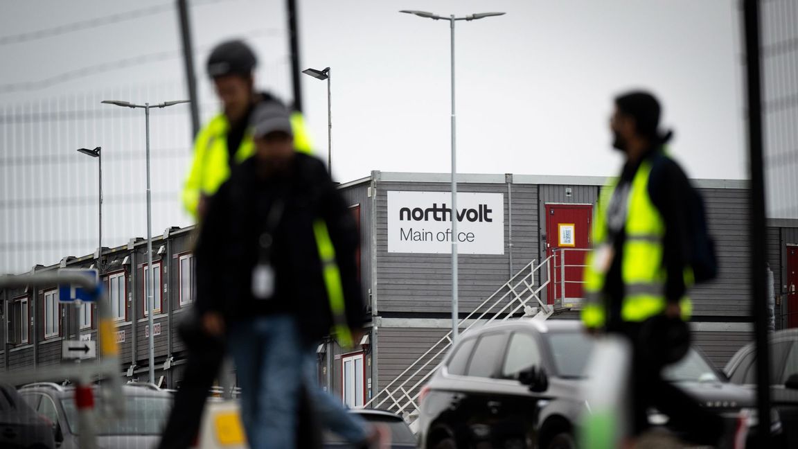 September 2024 – anställda lämnar Northvolts fabrik i Skellefteå efter beskedet om massuppsägningar. Nu hotas över hundra utländska arbetare av utvisning när deras arbetstillstånd återkallas. Foto: Pontus Lundahl/TT