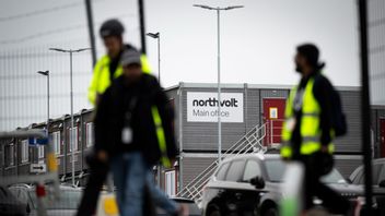 September 2024 – anställda lämnar Northvolts fabrik i Skellefteå efter beskedet om massuppsägningar. Nu hotas över hundra utländska arbetare av utvisning när deras arbetstillstånd återkallas. Foto: Pontus Lundahl/TT