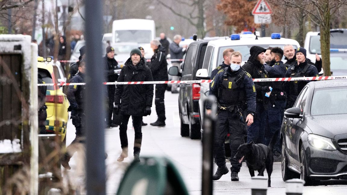 Polisinsats i Rødovre utanför Köpenhamn efter att tre personer blivit skjutna i anslutning till en frisörsalong. Foto: Philip Davali/Ritzau Scanpix/TT.