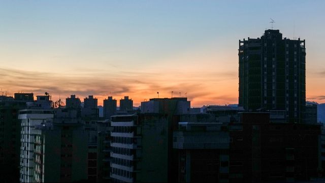 Mörklagda byggnader i Caracas på fredagsmorgonen. Foto: Ariana Cubillos/AP/TT