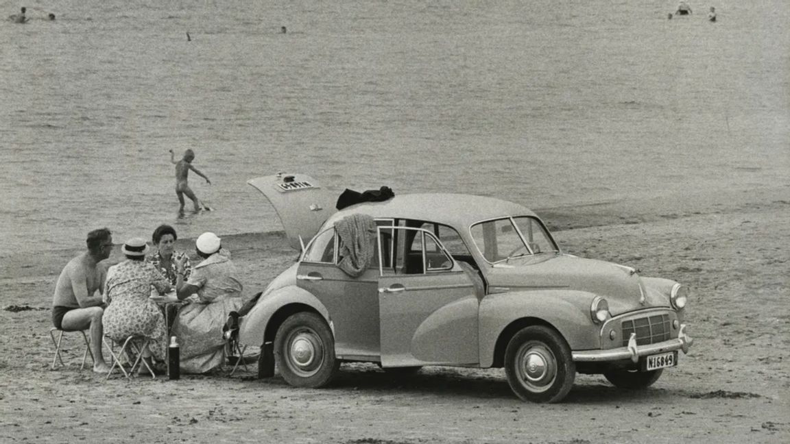 Bilsemester på en halländsk strand, 1950-talet Foto: Pål-Nils Nilsson, Nordiska Museet