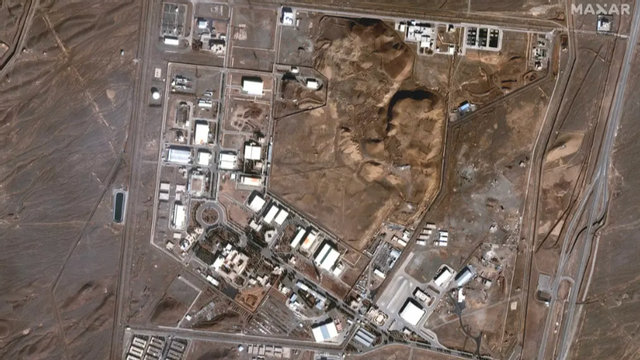 Natanz kärnvapenanläggning i Iran på satellitbild från januari 2025. Anläggningen var ett av Israels huvudmål under natten till fredag. Foto: AP