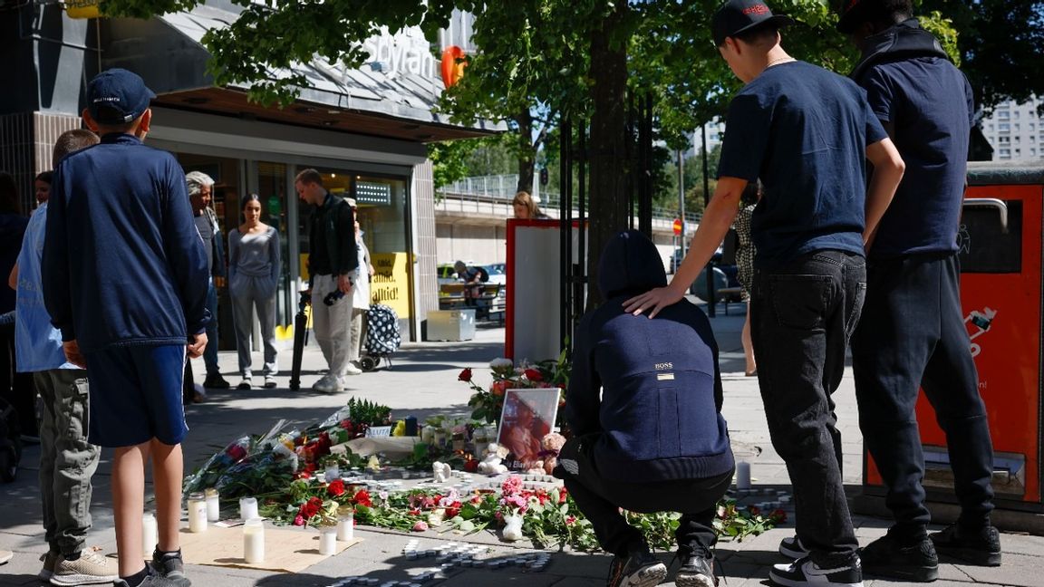 En man i 45-årsåldern död efter lördagens skottlossning i Farsta centrum. Foto: Fredrik Persson/TT