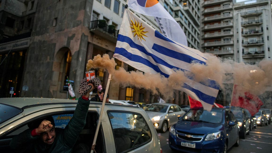 Protester mot hunger och ojämlikhet i Uruguays huvudstad Montevideo den 17 juni i år. Uruguay klarade sig länge bra mot covid-19, men drabbades till slut hårt under våren 2021. Foto: Matilde Campodonico/AP/TT.