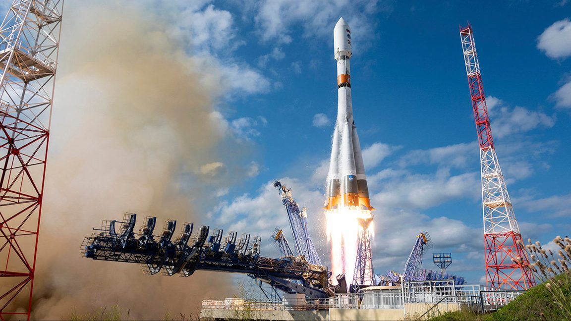 En rysk Sojuz 2.1b-raket skjuts upp från Plesetsk-kosmodromen i norra Ryssland den 7 augusti 2023 tillsammans med en i det här fallet civil Glonass-K2-satellit. Samma rakettyp används dock även till de militära Rassvet-satelliterna varav 32 har skjutits upp och minst 30 är verksamma. Starlink består av över 10 000 satelliter. Foto: Rysslands försvarsministerium / Wikimedia commons