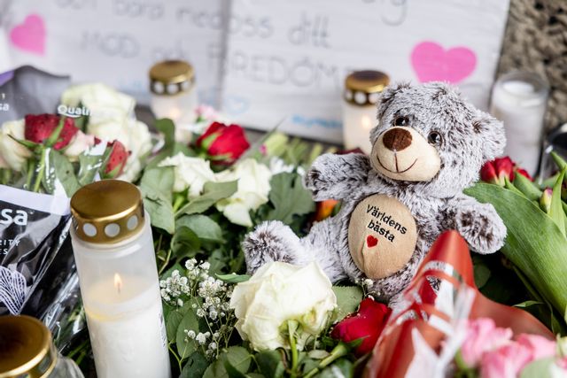 Blommor och ljus vid gångtunneln dagarna efter mordet. Arkivbild. Foto: Christine Olsson/TT