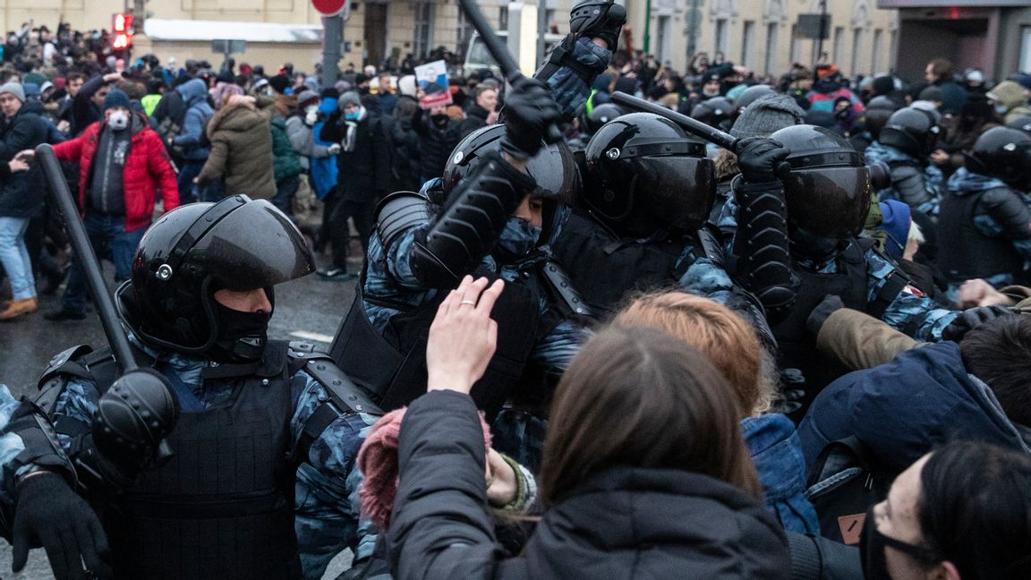 Poliser och demonstranter drabbade samman i Moskva på lördagen. Foto: Pavel Golovkin/AP/TT