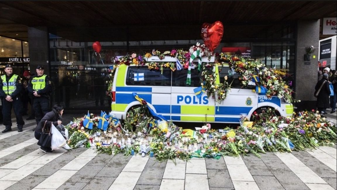 Polisbuss på Drottninggatan i Stockholm. Foto: Helena Larsson/N/TT