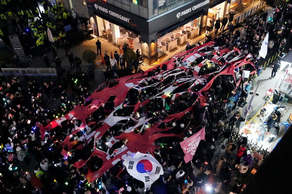 Demonstranter i huvudstaden Seoul på måndagskvällen. Foto: Ahn Young-Joon/AP/TT