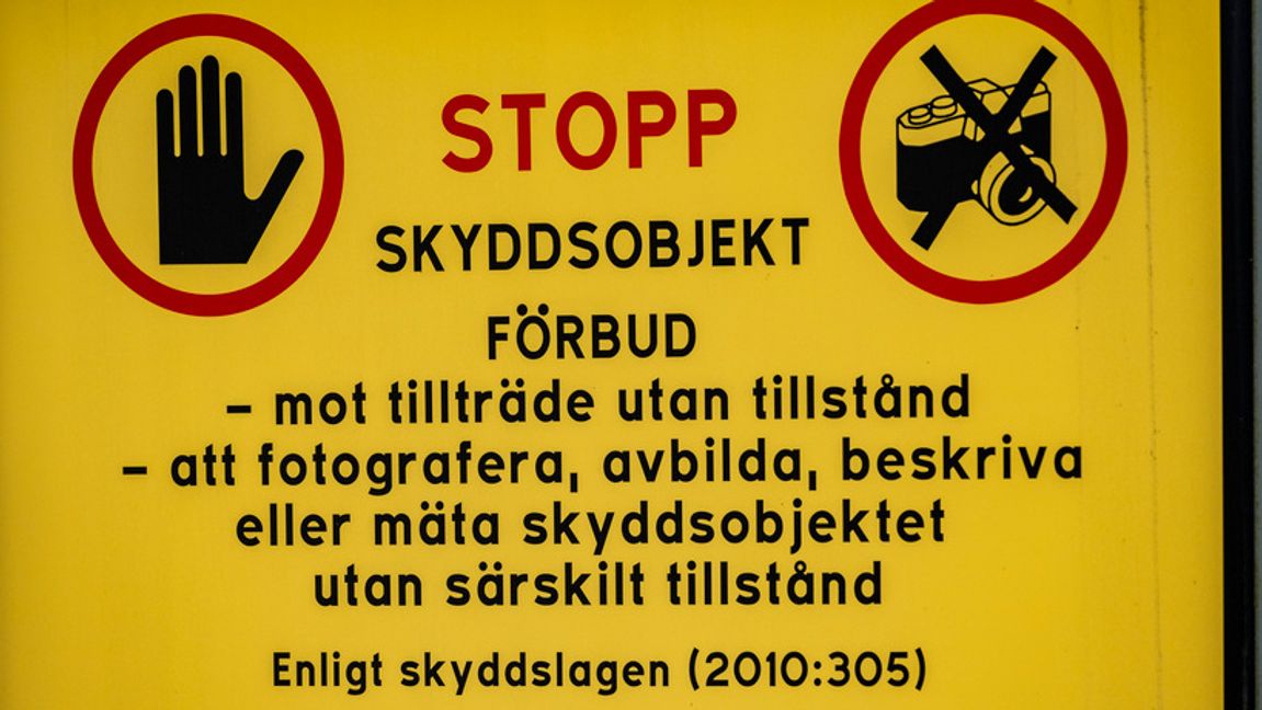Polismannen har i förhör sagt att han missat de skyltar som fanns runt polisstationen, där det framgår att fotoförbud gäller. Arkivbild på en skylt utanför en militäranläggning. Johan Nilsson/TT
