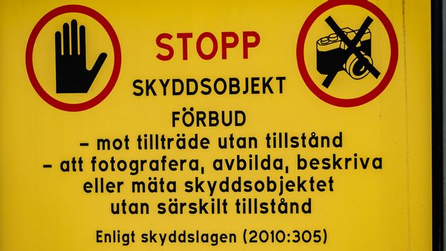 Polismannen har i förhör sagt att han missat de skyltar som fanns runt polisstationen, där det framgår att fotoförbud gäller. Arkivbild på en skylt utanför en militäranläggning. Johan Nilsson/TT