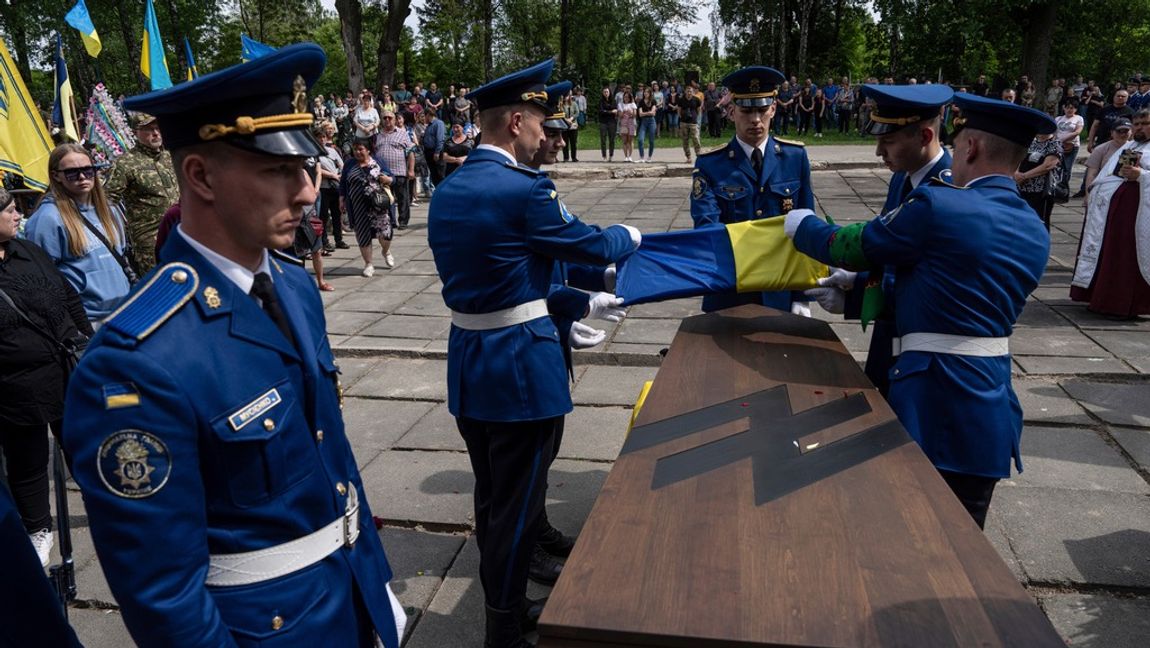 Ukrainska soldater under begravning. Foto: Evgeniy Maloletka/AP/TT
