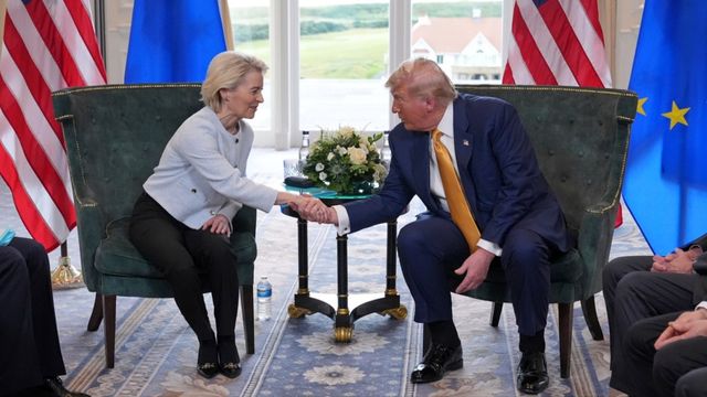 EU-kommissionären och USA:s president – det är ingen tvekan om vem som har starkast grepp. Foto: Jacquelyn Martin / TT 