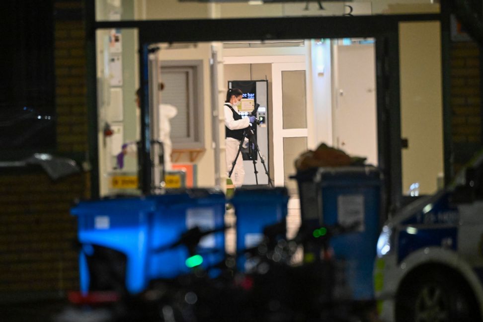 Polisens tekniker arbetar på Campus Risbergska i Örebro efter skolskjutningen som krävde ett tiotal liv. Pontus Lundahl/TT