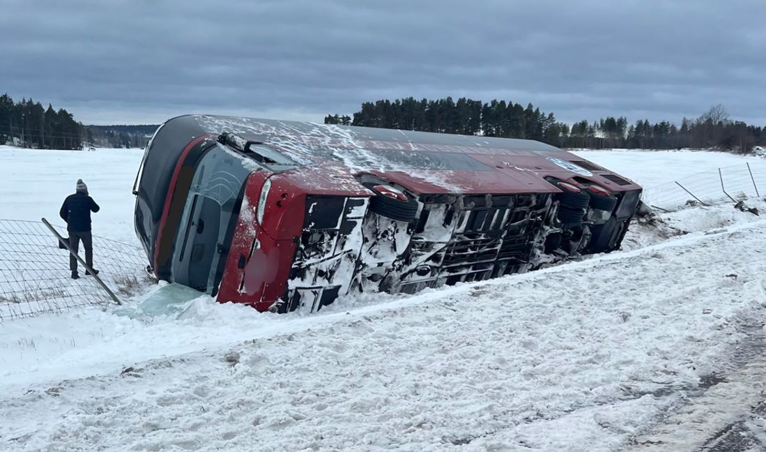 En buss har vält på E4 vid höjd av Jönåker. Foto: Pontus Stenberg / TT