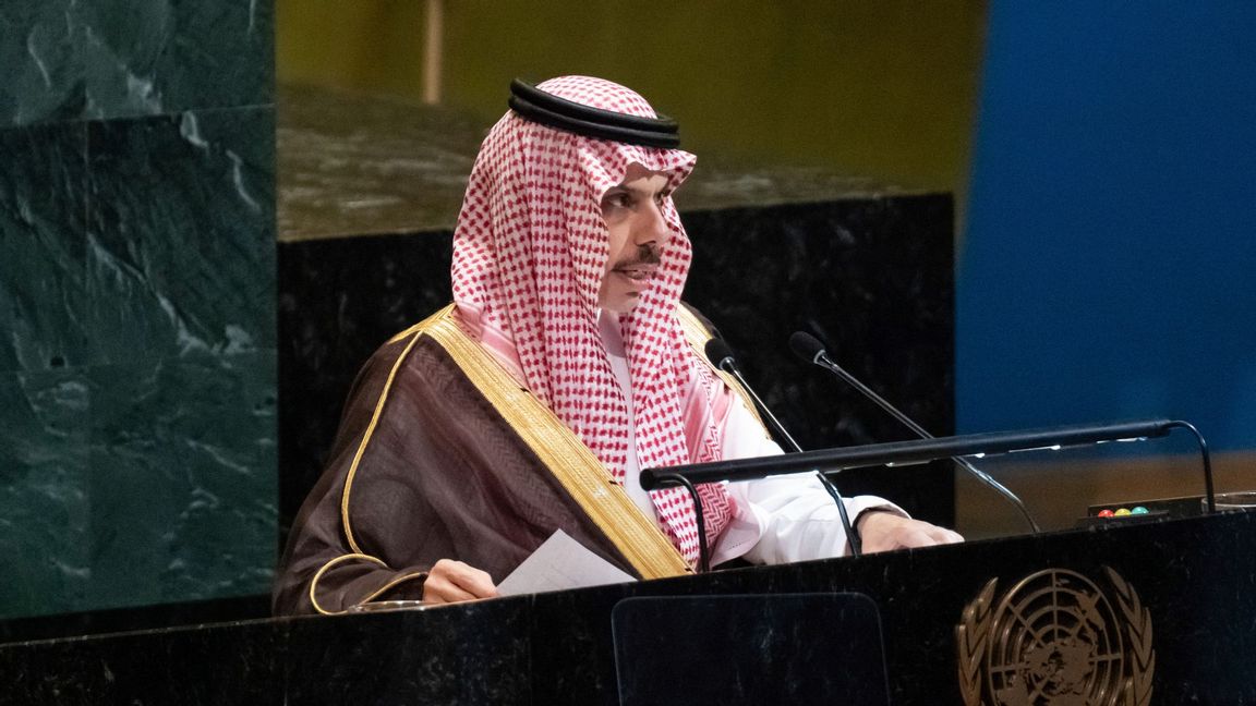 Saudiarabiens utrikesminister prins Faisal bin Farhan Al Saud under FN-konferensen i måndags där 17 länder uppmanade Hamas att överlämna styret av Gaza. Foto: Adam Gray/AP/TT