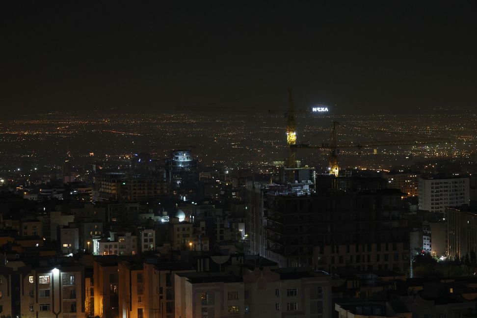 Teheran tidigt på lördagsmorgonen, efter det att Israel utfört attacker mot iranska vapenfabriker under natten. Vahid Salemi/AP/TT