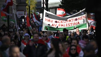 Bilder från den propalestinska/antiisraeliska manifestationen vid Möllevångstorget i Malmö på söndagen. Foto: Johan Nilsson/TT