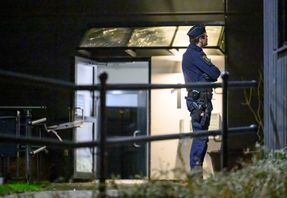 Polis och avspärrningar vid ett flerfamiljshus i Linero i Lund tidigt på onsdagsmorgonen efter en explosion. Rutor vid en entré har skadats vid detonationen. Foto: Johan Nilsson / TT