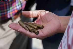 Polisen har gjort räder mot olaglig handel med vapen och ammunition i Ukraina. Arkivbild. Eduardo Verdugo/AP/TT