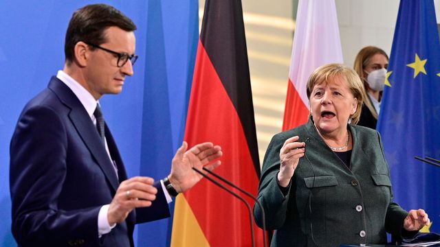 Polens premiärminister Mateusz Morawiecki och Tysklands förbundskansler Angela Merkel. Foto: John MacDougall/ TT