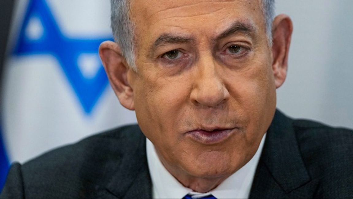Benjamin Netanyahu tillsammans med övriga medlemmar i Israels krigskabinett, kabinettsminister Benny Gantz och försvarsminister Yoav Gallant, har ett beslut att fatta de närmaste dygnen om hur man ska svara Iran. Foto: AP