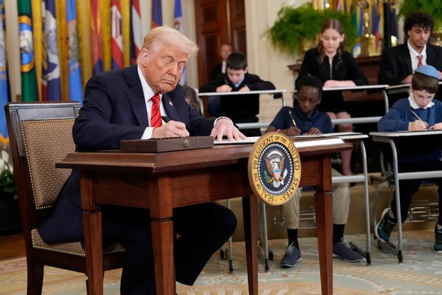 Donald Trump skriver under en presidentorder i Vita huset. Arkivbild. Foto: Ben Curtis/AP/TT