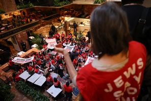 Demonstranter från Jewish Voice for Peace har tagit sig in i Trump Tower på Manhattan i New York. Yuki Iwamura