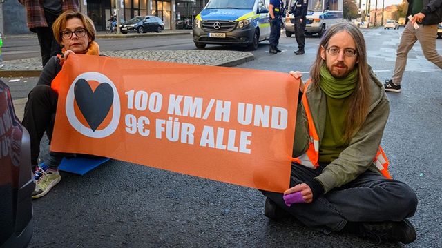 Letzten Generation ägnar sig ofta åt att blockera trafik. Foto: Letzten Generation, pressbild