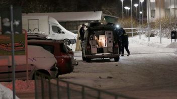 Polisens tekniker arbetar vid den avspärrade brottsplatsen i Jakobsberg. Foto: Johan Jeppsson/TT
