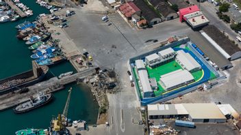 Ett migrantcenter (till höger) i hamnen i Shengjin i Albanien kan bli nästa anhalt för migranter som räddats av italienska marinen eller kustbevakningen. Arkivbild. Vlasov Sulaj/AP/TT