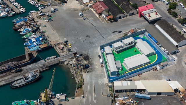 Ett migrantcenter (till höger) i hamnen i Shengjin i Albanien kan bli nästa anhalt för migranter som räddats av italienska marinen eller kustbevakningen. Arkivbild. Vlasov Sulaj/AP/TT