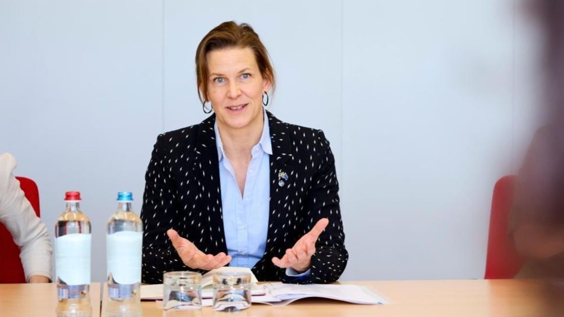 Jämställdhetsminister Nina Larsson (L) sjösätter ny granskning.Foto: European Union (CC BY-SA 4.0)