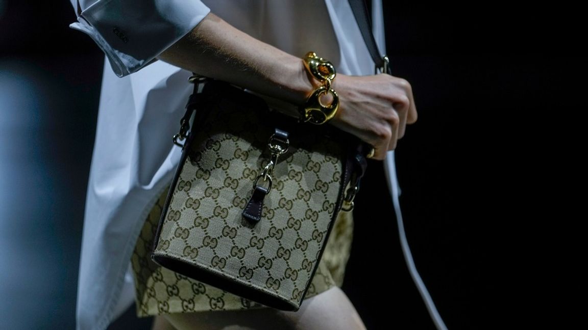 Gucci, populärt både på modevisningar i Milano (som på bilden) och i gängkriminella miljöer i Sverige. Arkivbild. Foto: Luca Bruno/AP/TT