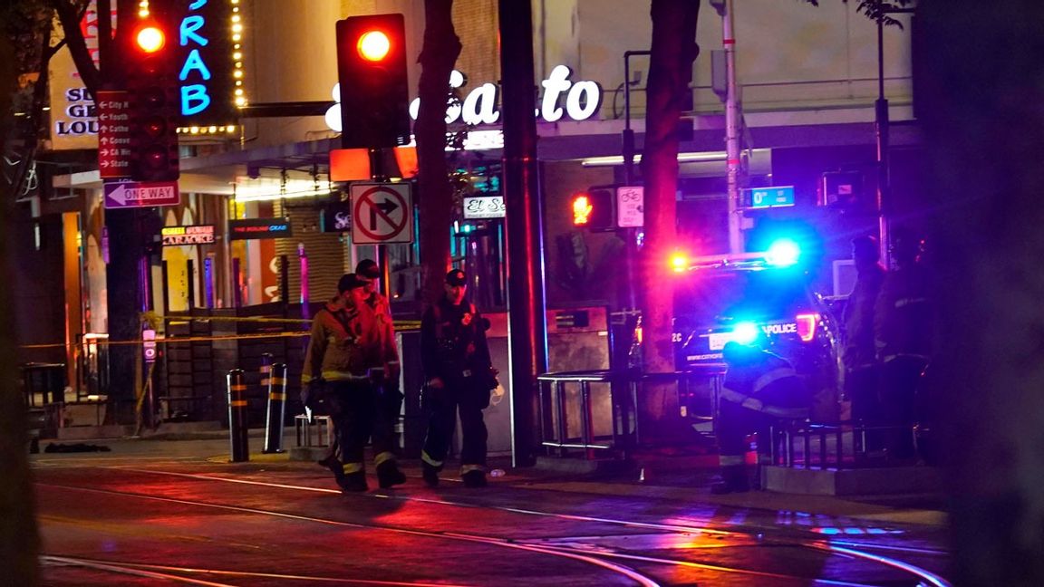 Polis och ambulanspersonal på plats i Sacramento där massakern inträffade natten till söndagen lokal tid. Foto: Rich Pedroncelli